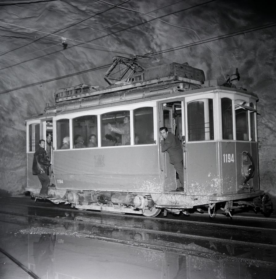 Zürcher Tram als Transportmittel für Tunnelarbeiter