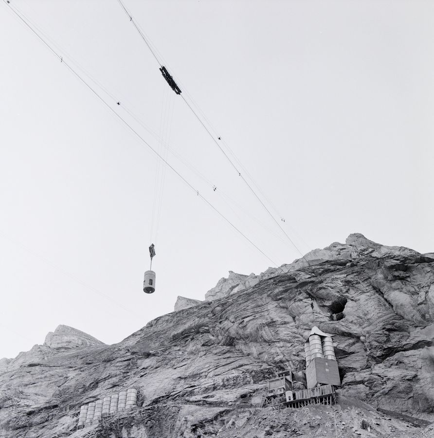 Seilbahn für Betontransport in den steilen Bergen
