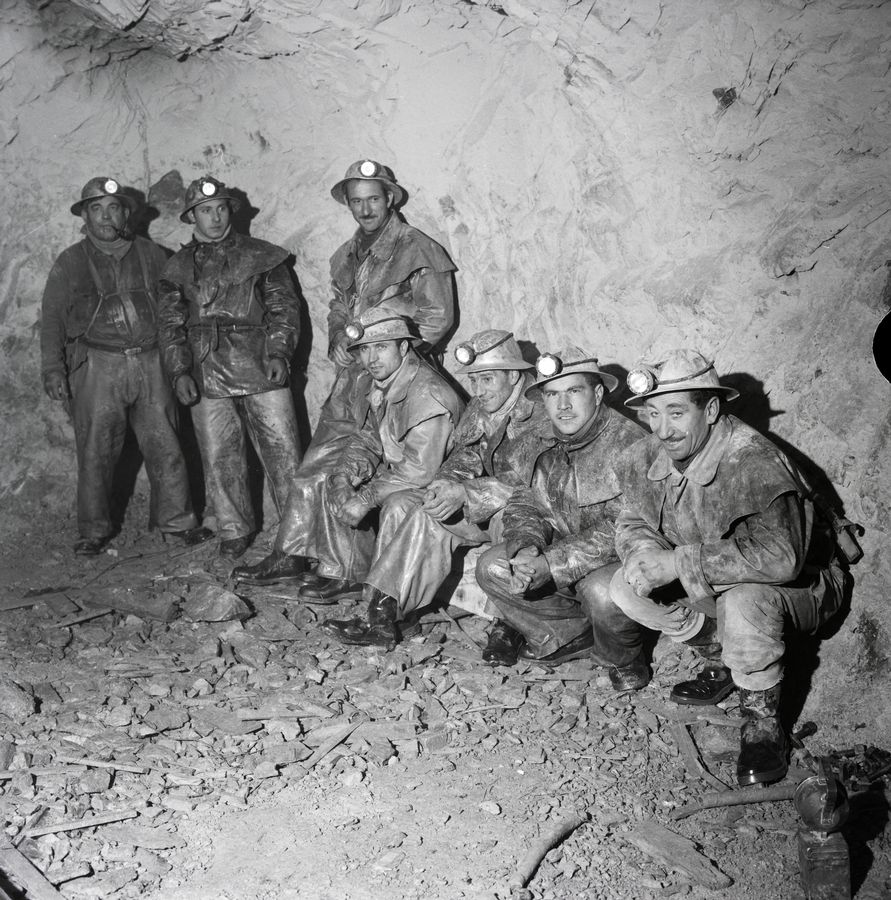 Eine Gruppe von Mineueren im Tunnel