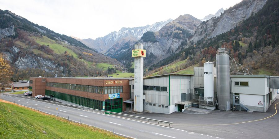 Fabrikgebäude von Elmer Citro mitten im Tal