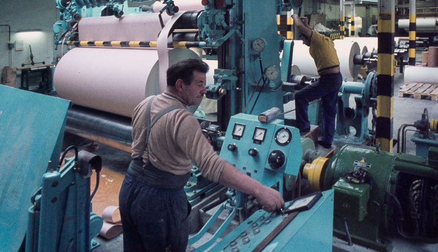 Arbeiter in der Papierproduktion