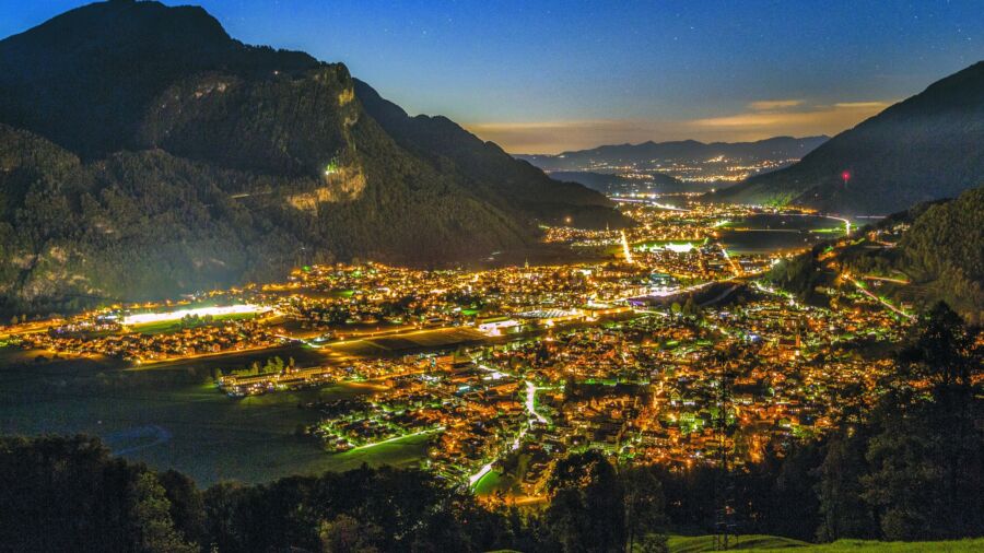 Luftaufnahme Lichtermeer Kanton Glarus in der Nacht