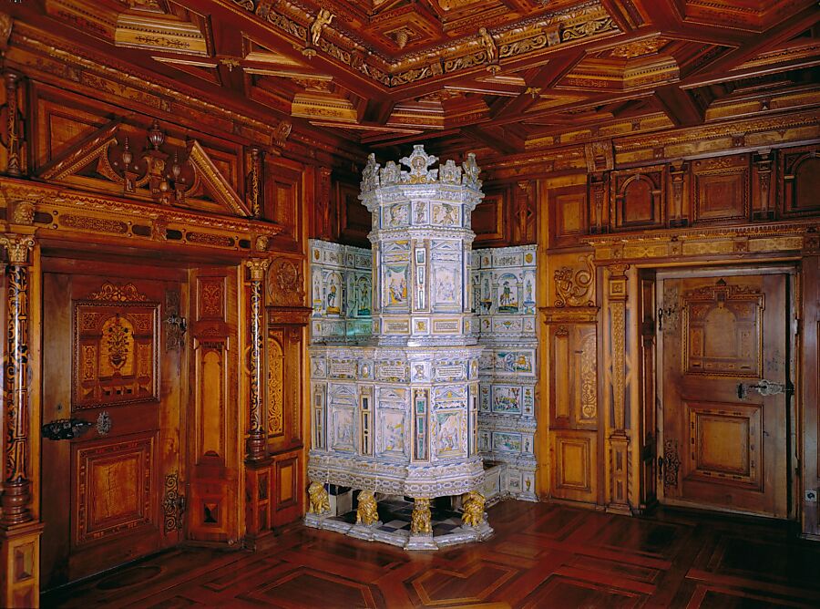 Freulerpalast Prunkraum; reichverzierte Holzvertäfelung und ebenso historischer Kachelofen
